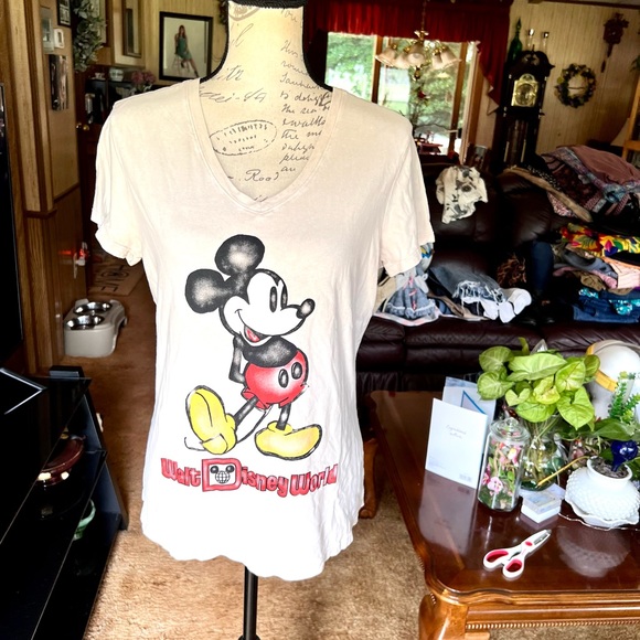 Woman’s Walt Disney World Micky Mouse tee shirt - Picture 15 of 16